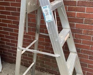 Lot 639 | 5 FT ALUMINUM STEPLADDER
