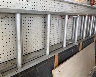 Lot 640 | 8FT/16FT EXTENDING METAL LADDER
