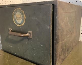 Lot 649 | VINTAGE METAL SINGLE DRAWER CABINET W TOOL
