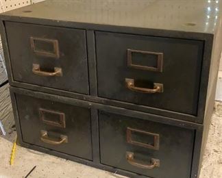 Lot 650 | VINTAGE METAL 4 DRAWER FILING CABINET W TOOLS
