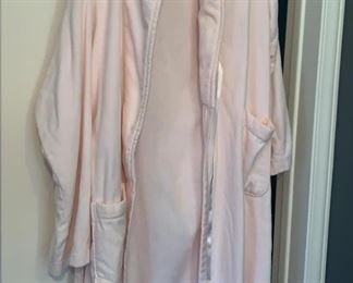 Lot 669 | VTG WOMAN’S PINK CLOTH ROBE ONE SIZE

