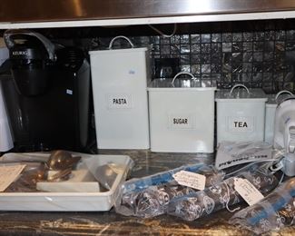 A large collection of tin wear