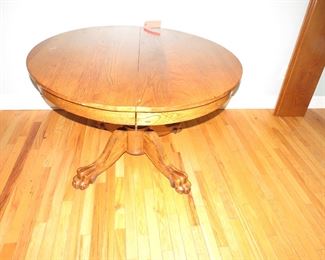 Round Oak Table w/ Claw Feet + 2 Leafs