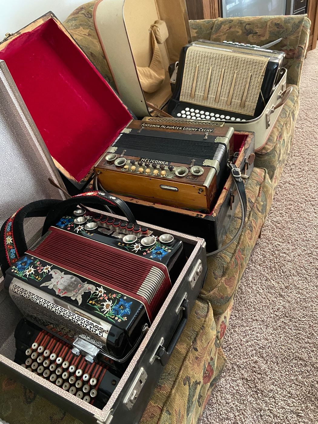 VERY VINTAGE ESTATE SALE in Owosso, MI starts on 5/18/2023