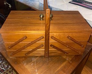 Expanding sewing box