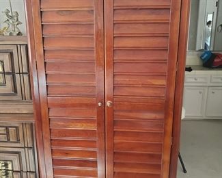 Stanley Furniture
Wood Armoire  70x40