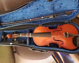 Second violin with case