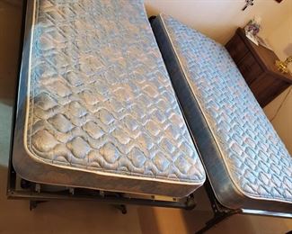 Trundle twin size bed