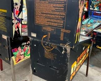 BACKVIEW PINBALL MACHINE