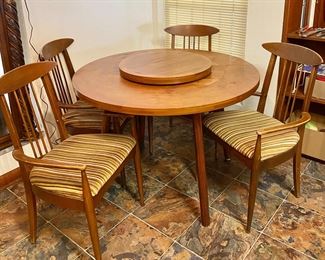 "1970's" MCM Round Dining Room Table and 4 Chairs.