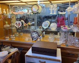 Many high quality glass collectibles & leaded cut-glass items (prices vary).