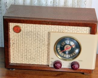 GE Tube Radio Model 212 ca. 1949 - WORKS