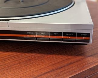 Linear tracking turntable