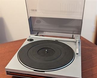 Linear tracking turntable