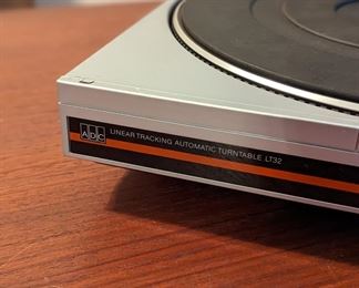 Linear tracking turntable
