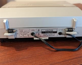 Linear tracking turntable