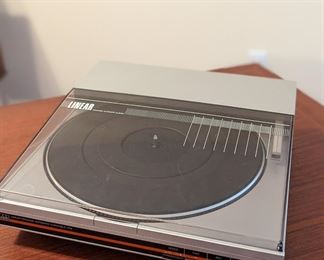 Linear tracking turntable