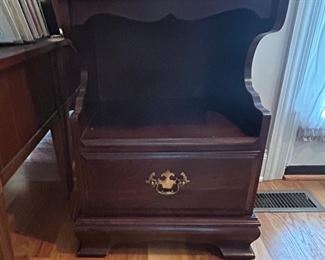 Sidetable/nightstand