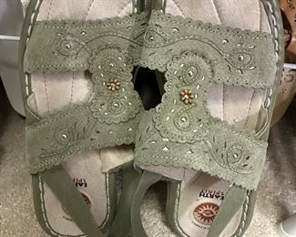 Dozens of ladies shoes size 8-9