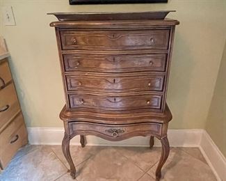 Hibriten Silver Chest