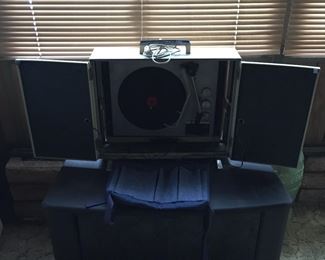 RCAVictor VHP 30J portablr turntable with speakers