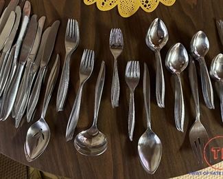 MCM Oneidacraft Deluxe Stainless Flatware 110 piece Set 