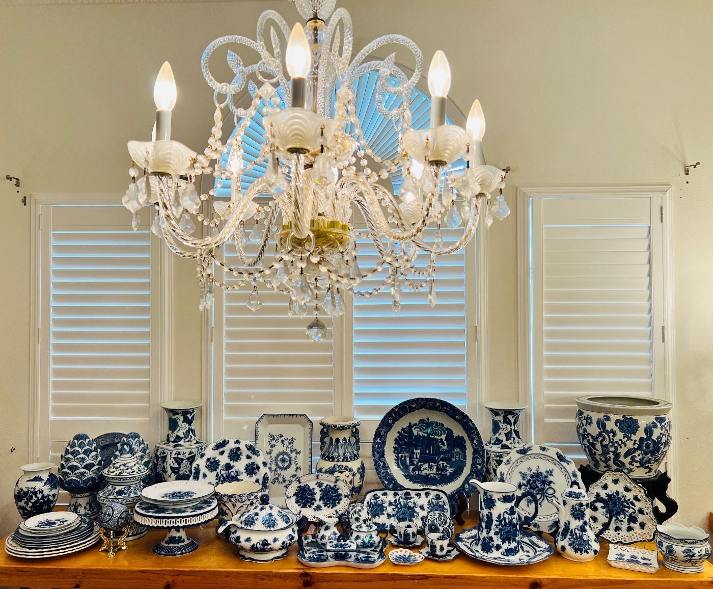 Various Blue and White pieces of porcelain.
