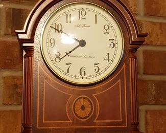 Battery operated Seth Thomas mantel clock is very pretty
