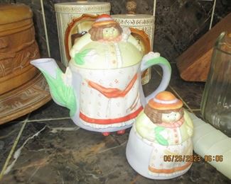 Ceramic teapot and sugar bowl