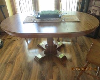 Oak pedestal table with 4 chairs 