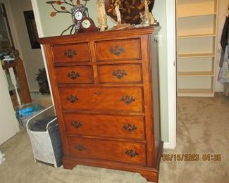 Chest of Drawers (matches sleigh bed and night stand)