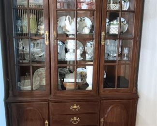China cabinet 
