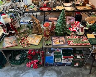 vintage ceramic Christmas tree with lights, Forma Vitrum Pastor's Place stained glass lighted house, Fitz & Floyd Snowmen Cookie jar