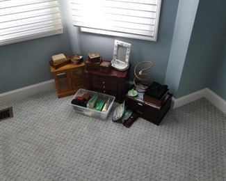 Various items to store jewelry