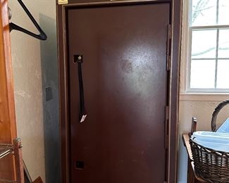 Temperature controlled gun safe w keys