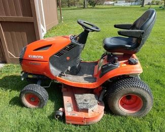 Working lawn tractor 
