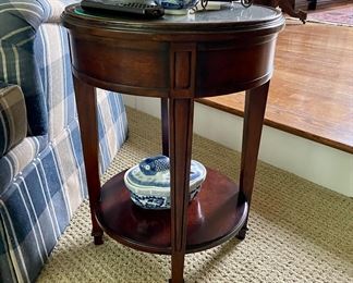 Round stand mahogany