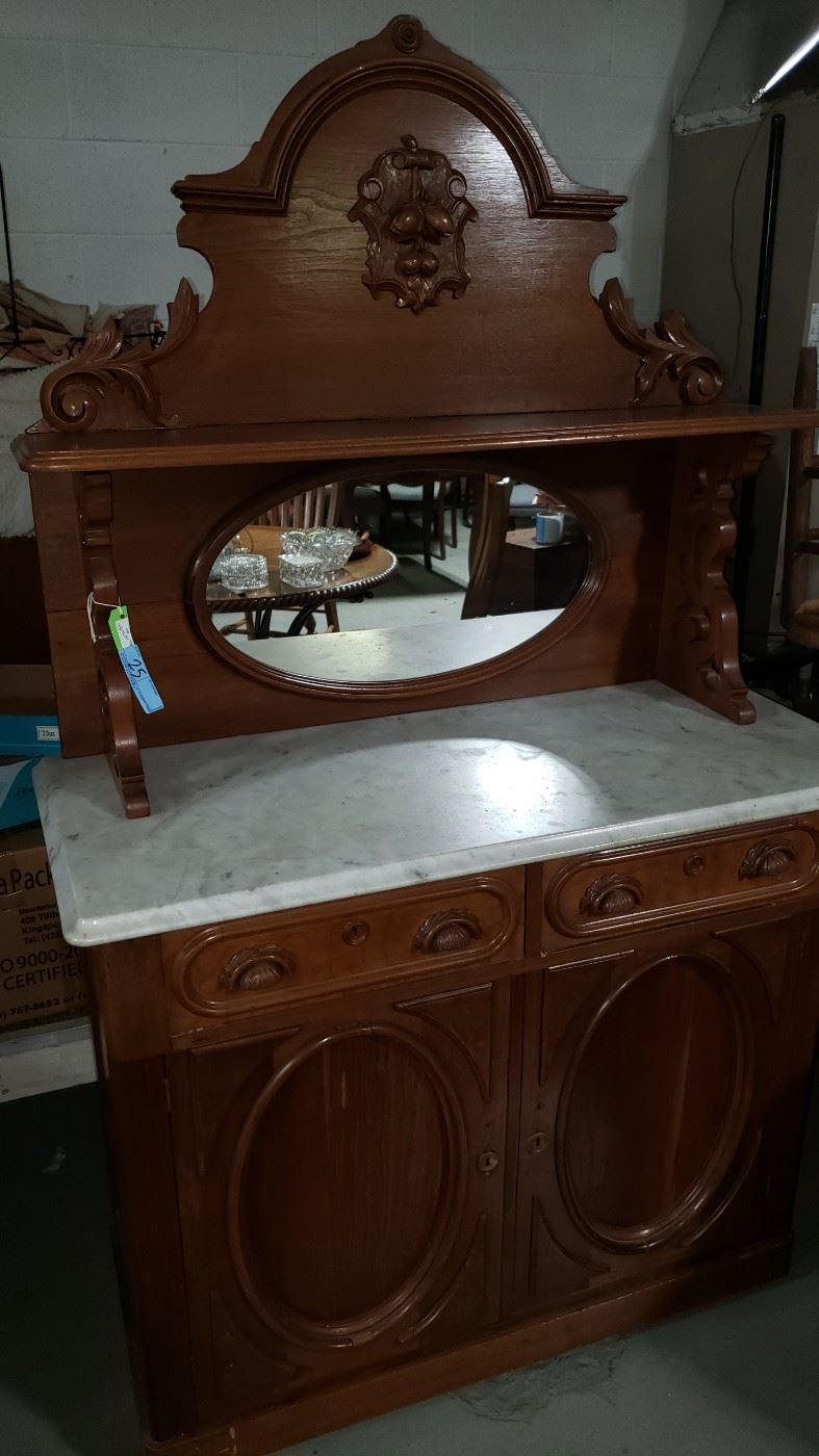 Estate Auction with furniture, glassware,... starts on 5/5/2023