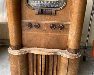 Antique RCA Victor Radio with Magic Loop Antenna