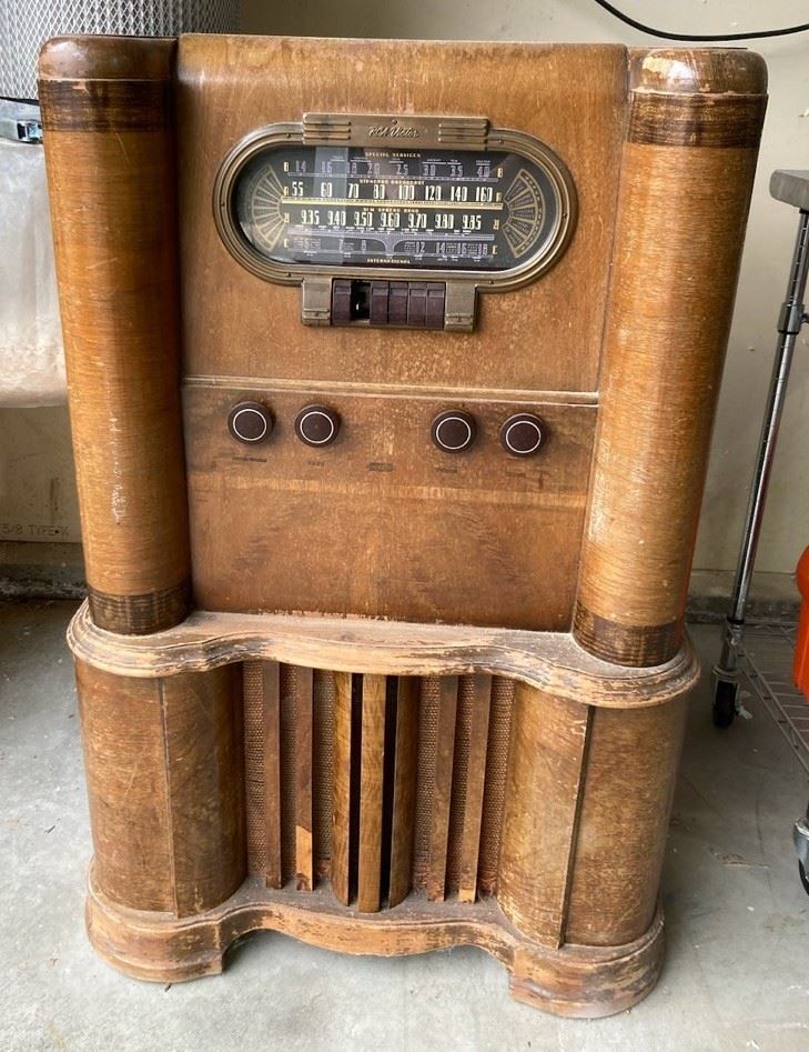 Antique RCA Victor Radio with Magic Loop Antenna