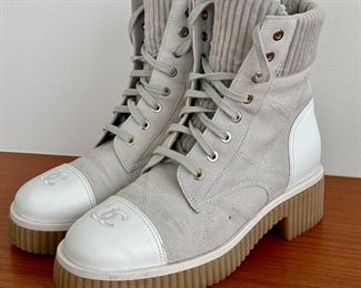 Pair of Chanel Beige Lace Up Boots in very good/gently used condition. Very fun, stylish boots!

Size 36.5