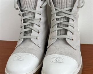Pair of Chanel Beige Lace Up Boots in very good/gently used condition. Very fun, stylish boots!

Size 36.5