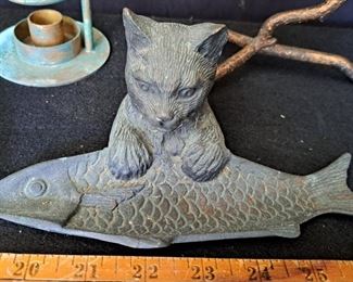 Kitten and fish decor