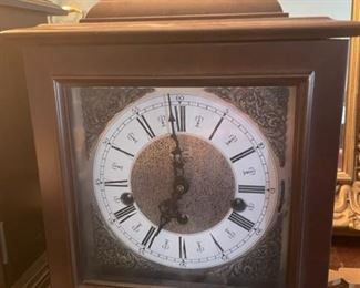 VINTAGE GERMANY LINDEN 8 DAY MANTEL CLOCK WITH KEY AND PENDULUM .