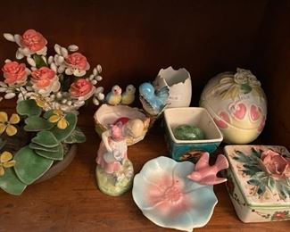 Floral decorative items.