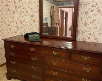 Mahogany dresser w/mirror & inlaid top
