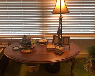 Drop leaf coffee table