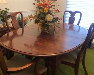 Dining table with extra leaf and sixchairs