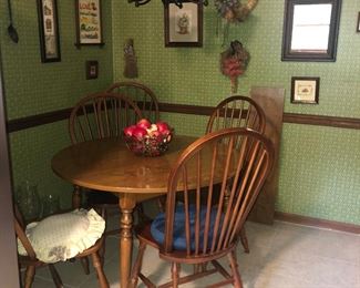 Dinette table with extra leaf and eight chairs