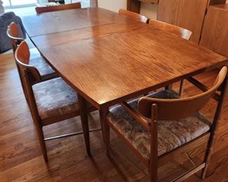 American of Martinsville Style MCM Table, 6 chairs, 2 leaves and pads